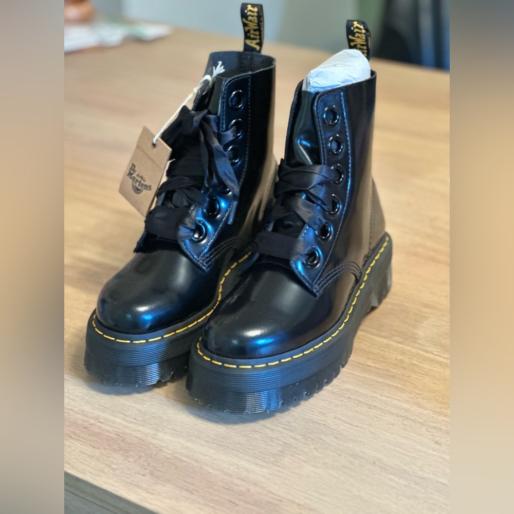 DR. MARTENS MOLLY WOMEN'S LEATHER PLATFORM BOOTS - NEW IN BOX - SIZE 7